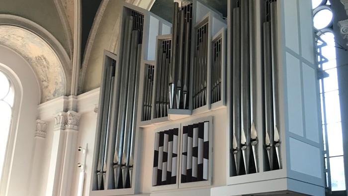 Große Kirchenorgel mit mehreren Manualen und Pedalen in einem großen Saal