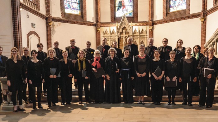 Ein Chor singt in einer Kirche