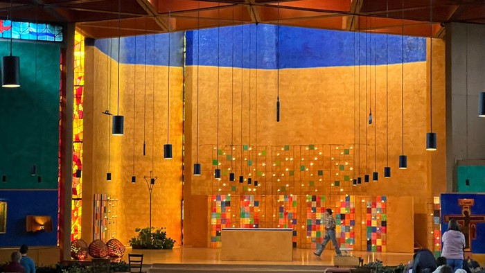 Modernes Theater mit bunten Vorhängen und Holzarchitektur