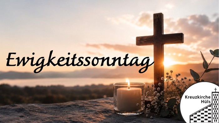 Eine friedvolle Gedenkstimmung mit einer brennenden Kerze, einem Kreuz und einem Sonnenuntergang zum Ewigkeitssonntag in der Kreuzkirche Hüls.