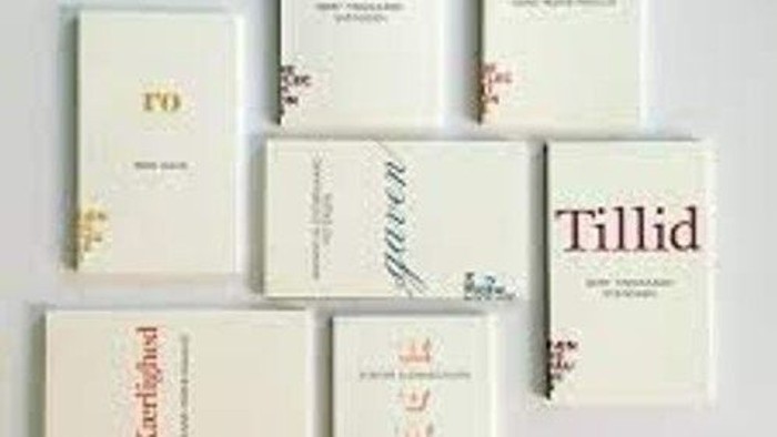 En samling hvidt bundne bøger med forskellige titler og forfattere.