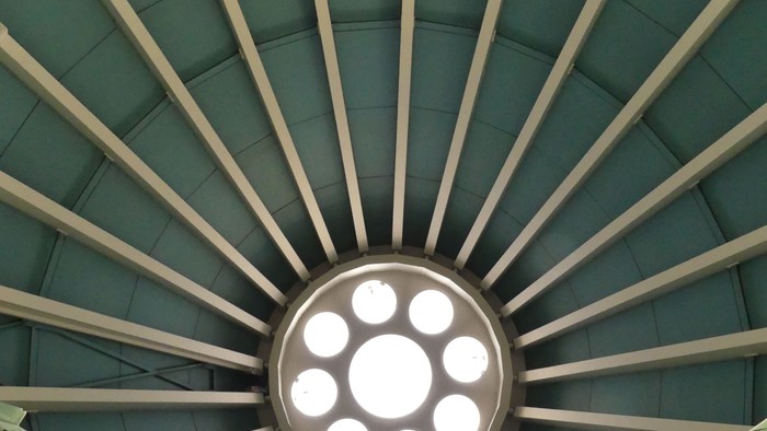 Deckenstruktur mit kreisförmiger Beleuchtung