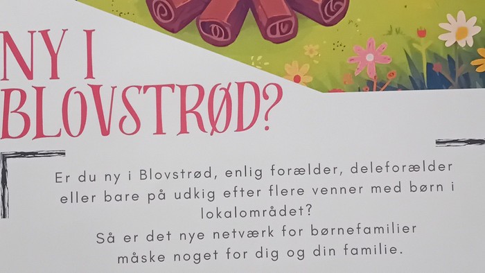 Plakat med børn omkring et bål, tekst på et andet sprog