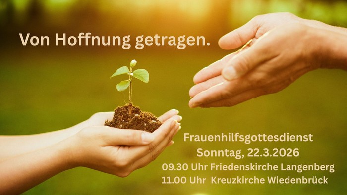 Zwei Hände setzen sanft eine kleine Pflanze in die Erde, was Hoffnung symbolisiert, sowie die Details einer Frauen-Gottesdienstveranstaltung.