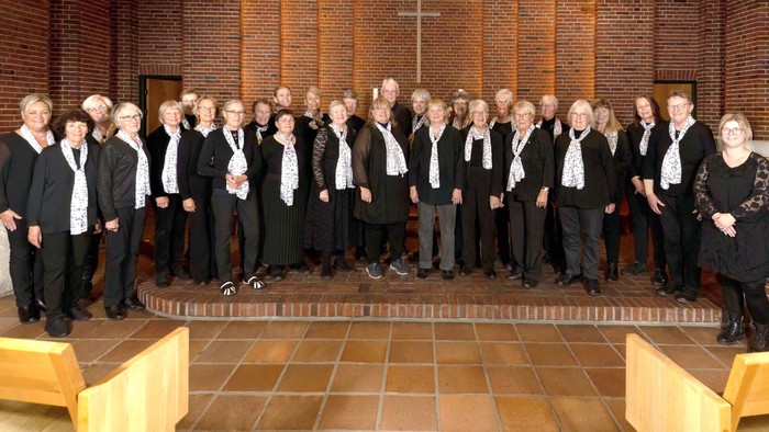 Hundigekoret står foran alteret i Hundige Kirke