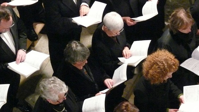 Ein Kirchenchor schaut in die Noten
