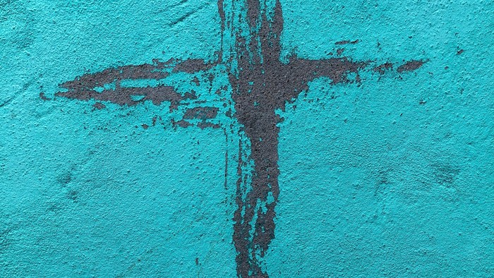 Ein rotes Kreuz auf blauem Hintergrund