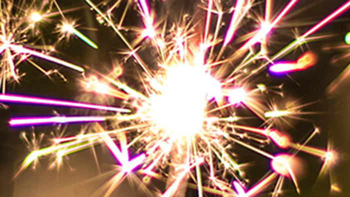 Weihnachtliche Wunderfeuerwerke erleuchten den Himmel, begleitet von festlichen Grußbotschaften