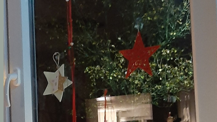 Festliche Fensterdekoration mit Weihnachtssternen, 04.12.2023 kfd St. Clemens