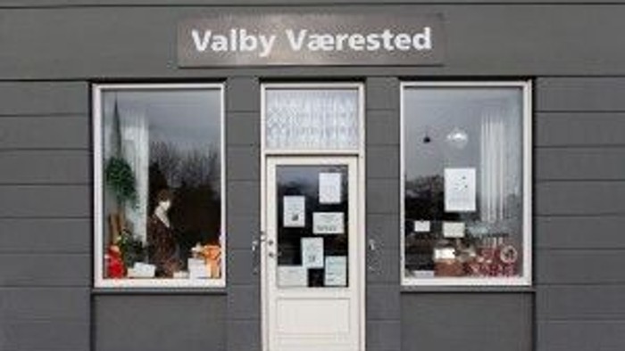 butik med hvide dører og vinduer med udstillinger