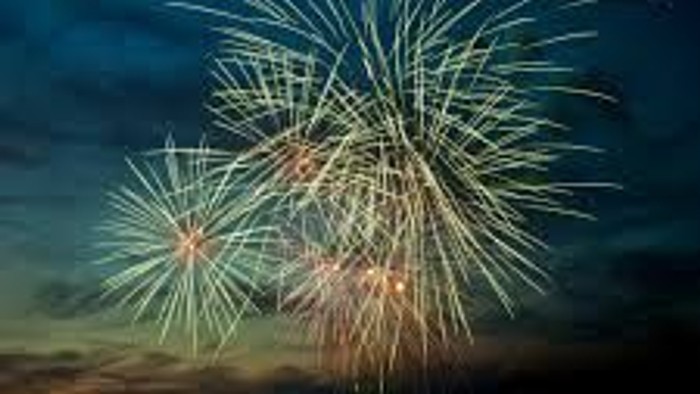 Fireværkeri i nattehimmel