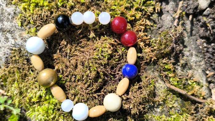 En bælte af billeder på mose