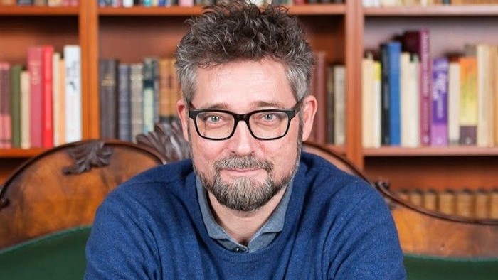 Morten Skovsted sidder ved et skrivebord