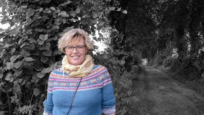 Kvinde i naturen med børn i træet.