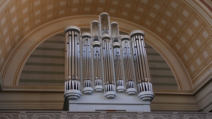 Große Orgel in prächtiger, verzierter Kirche