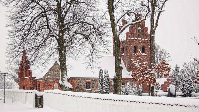 Snelandet med gamle murstensbygninger og bare træer.
