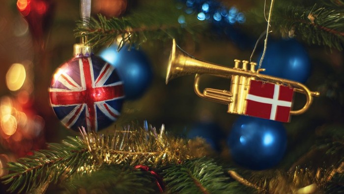 Juletræ med britiske og danske pynt