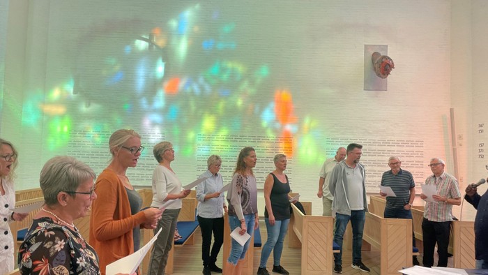 En gruppe mennesker besøger en udstilling i et museum