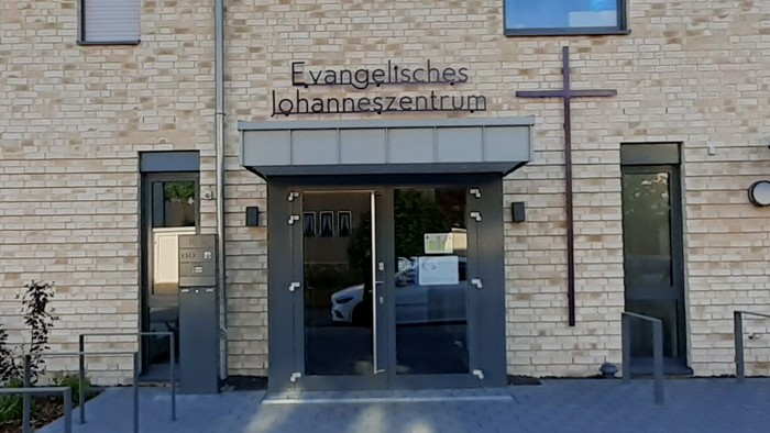 Modernes Gebäude mit großer Glastür und Schriftzug "Evangelisches Krankenhaus"