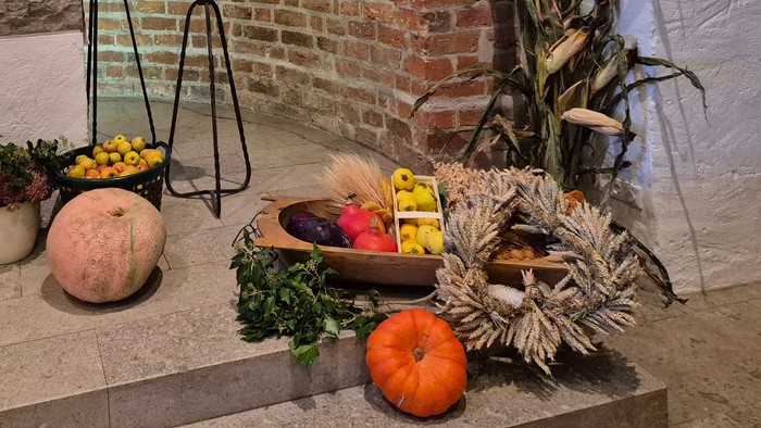 Mit Erntegaben geschmückter Altarraum der Rensefelder Kirche. 