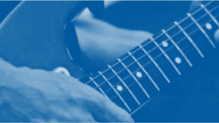 Hænder spiller på en guitar