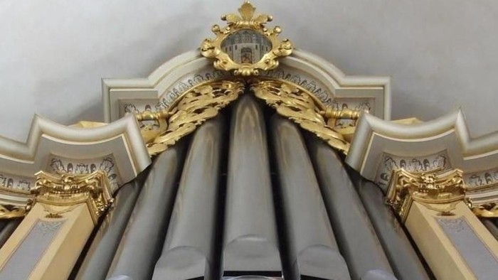 Prächtige goldene und weiße Deckenverzierung mit aufwendigen Mustern und Dekorationen