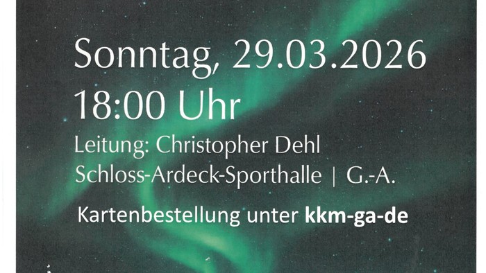 Nordlichter auf dunklem Hintergrund. Einladungstext zum Konzert in weißer Schrift