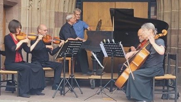 Musiker, die mit Streichinstrumenten auf der Bühne auftreten