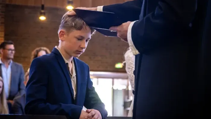 Konfirmand konfirmeres