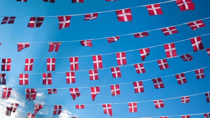 Dansk flager i en klar blå himmel