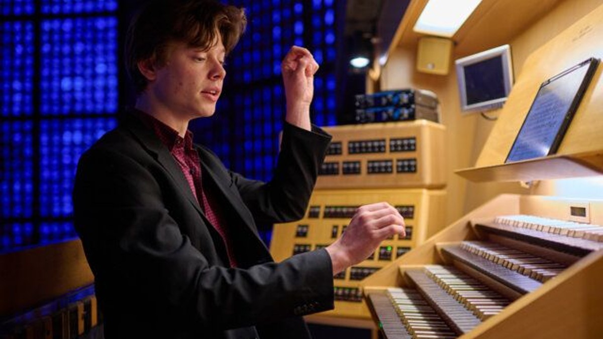 Kirchenmusiker Sebastian Heindl an der Orgel, 2023.jpg