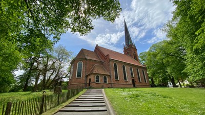 Kirchengelände mit Treppe und grünem Rasen