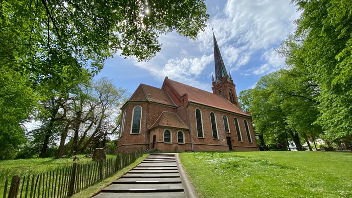 Kirchengelände mit Treppe und grünem Rasen