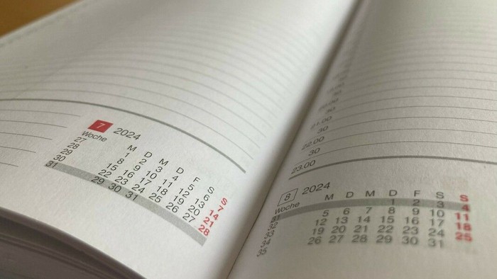 Offener Kalender mit Jahresübersicht für 2024