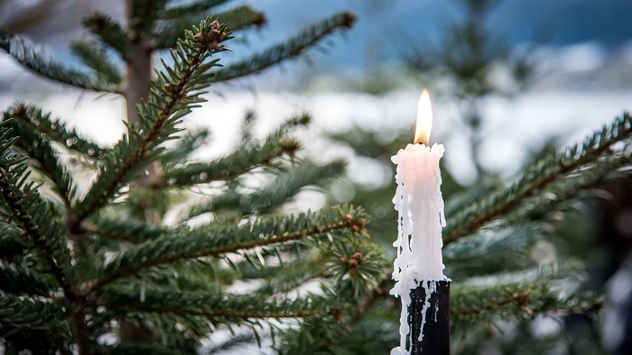 En lysende lyse med smeltet voks på en grøn kædning.