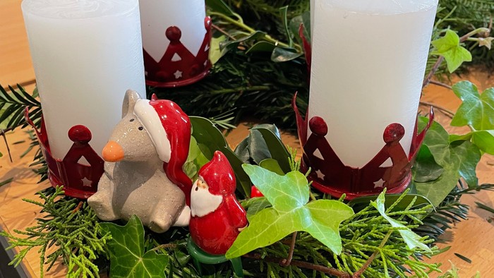 Weihnachtliche Dekoration mit Kerzen und Figuren