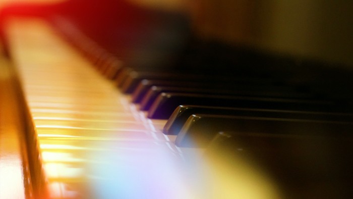 Klaviertasten im warmen Licht