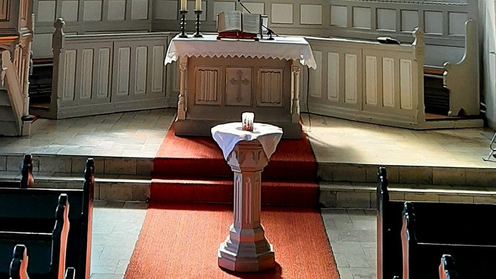 Innenraum Kirche, Altar, Taufbecken 