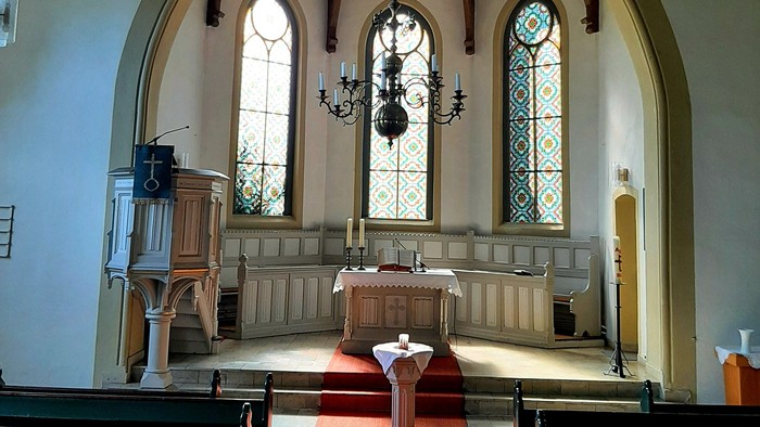 Innenraum Kirche, Altar, Taufbecken