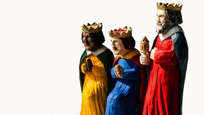 Tre konger med kroner og gavegaver.