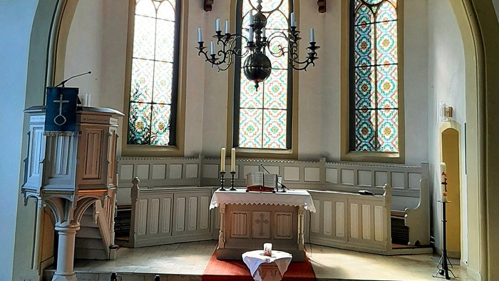 Innenraum Kirche, Altar, Taufbecken 