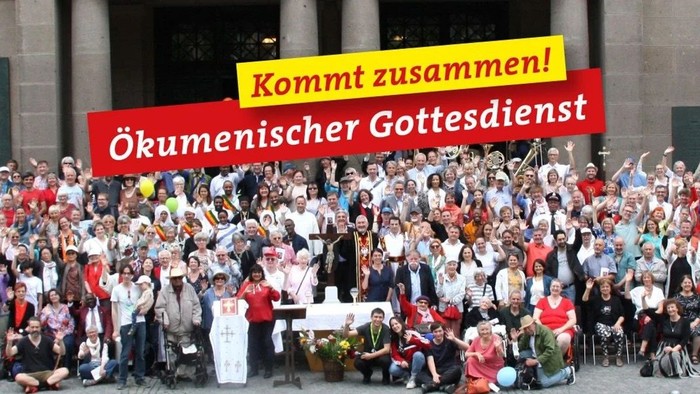 Große Menschenmenge bei einer Kundgebung mit Schildern und Transparenten