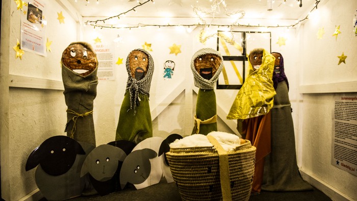 Tre klokke og tre tøjfluer i en juleopstilling