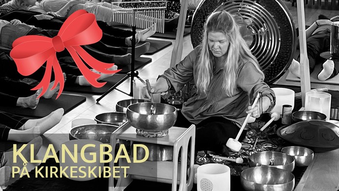 Køkken med kvinde og mange kogekager, prydet med rød bow og tekst