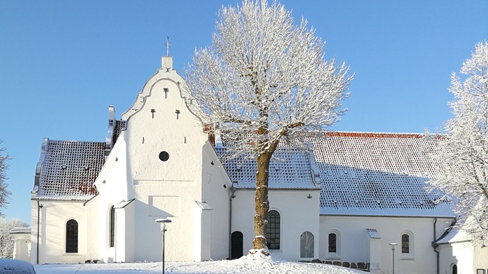 Sneedeckede kirke med biler foran
