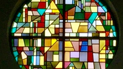 Buntes Mosaikfenster mit geometrischen Formen