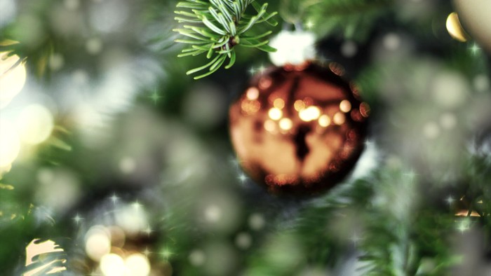 En juletree med pynt og lys.