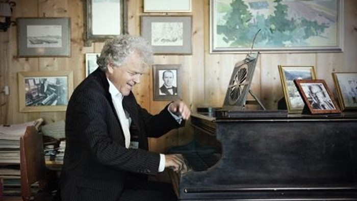 Rune Alver spielt am Flügel / Klavier