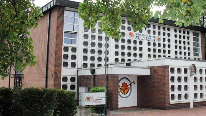 Modernes Gebäude mit einzigartigem Fensterdesign und Beschilderung für St. Joseph.