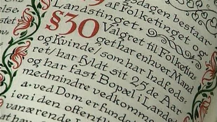 Billede af håndskrevet dokument med dekorative initialer og tekst på dansk.
